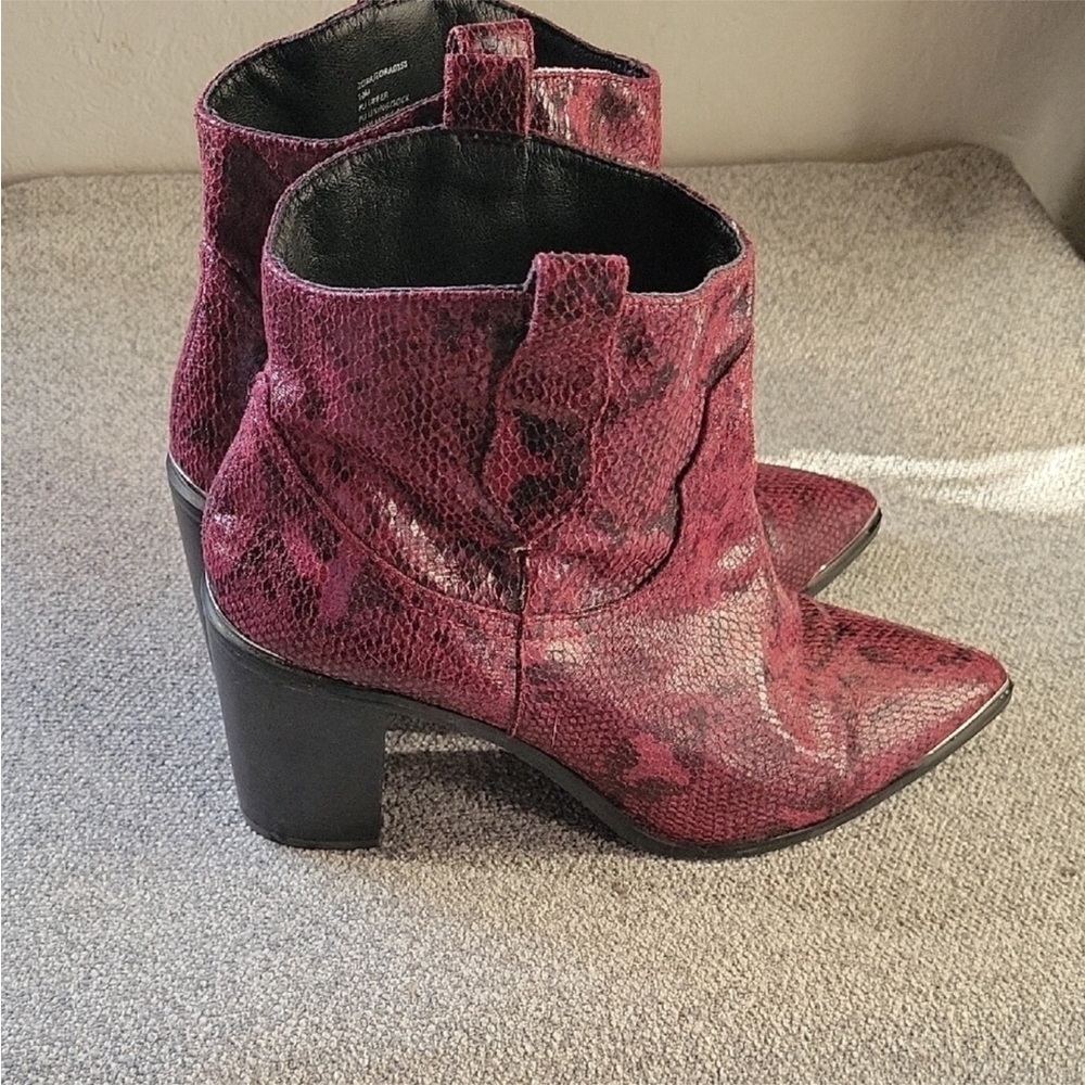 Steve Madden Women’s Red Snake Print Ankle Boots Size 10 - Picture 4 of 7